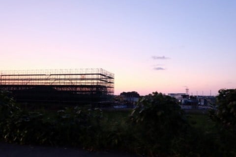 ８号線横、夕日と新幹線の工事現場
